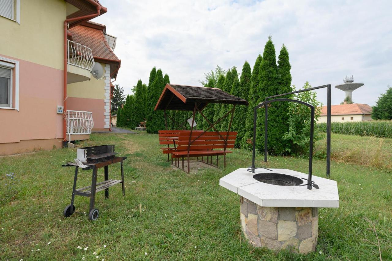 Art Eden Apartment Hajduszoboszlo Ngoại thất bức ảnh